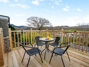 A balcony or terrace at 2 Bed in Porthmadog 93835