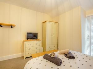Tempat tidur dalam kamar di 2 Bed in Porthmadog 93835
