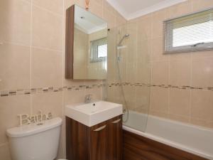 uma casa de banho com um lavatório, um WC e um chuveiro em 2 Bed in Tattershall Lakes 50360 em Tattershall