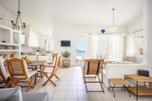 a kitchen and dining room with a table and chairs at Porto Lina by GK Properties in Porto Rafti