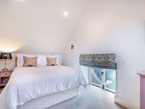 Habitación blanca con cama y ventana en 2 Bed in Cirencester 93878 en Coates