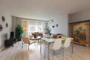 sala de estar con mesa y sillas en LetsGo Diagonal Avenue Apartment, en Barcelona