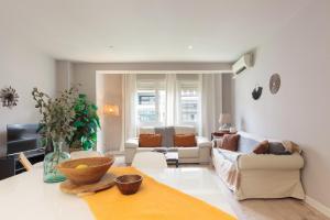 sala de estar con sofá y mesa en LetsGo Diagonal Avenue Apartment en Barcelona