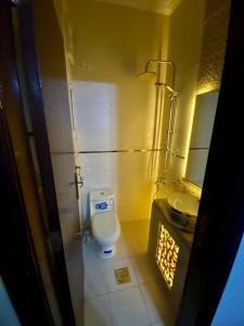 uma casa de banho com um WC e um lavatório em Apartment near Al Haram in Makkah 9 minute walk 13-4 em Meca
