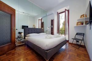 a bedroom with a large bed with white sheets at 4BNB - Donatello Apartment in Rome