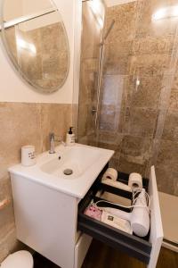 斯佩洛的住宿－Incanto a Spello: Raffinato Appartamento per Due，一间带水槽和淋浴的浴室