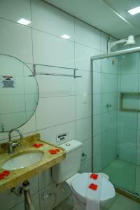 uma casa de banho com um WC, um lavatório e um chuveiro em Pousada Galemares em Maragogi