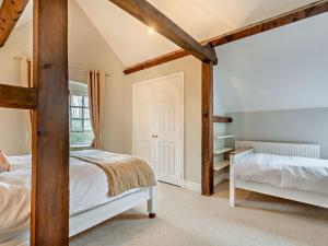 sypialnia z 2 łóżkami piętrowymi i oknem w obiekcie 2 Bed in Mickleton 93980 w mieście Mickleton