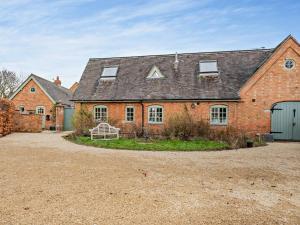 an old brick house with a gravel driveway at 2 Bed in Mickleton 93980 in Mickleton