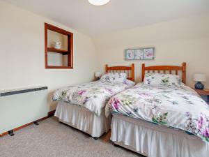 two twin beds in a room with a mirror at 2 Bed in Brighstone 94031 in Brighstone