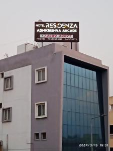 Residenza Adhikrishna Arcade في إرود: مبنى عليه لافته