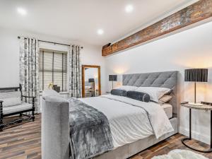 een slaapkamer met een groot bed en een spiegel bij 2 Bed in Buxton 94059 in New Mills