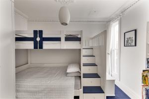 Poschodová posteľ alebo postele v izbe v ubytovaní Charming Victorian Terrace