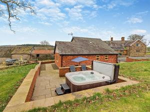 a bath tub sitting on top of a yard at 2 Bed in Clun 94099 in Clun