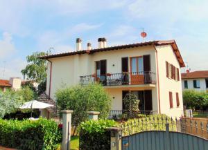 una casa con una valla delante de ella en Appartamento Giglio Rosso, en Scarperia