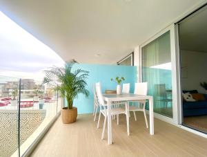 Balkón alebo terasa v ubytovaní Fantastic apartment in The Wave just steps from Carvajal Beach - Pool and free parking