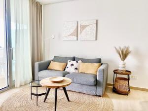 Posedenie v ubytovaní Fantastic apartment in The Wave just steps from Carvajal Beach - Pool and free parking