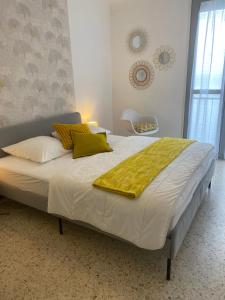 バニュルス・シュル・メールにあるProfitez De La Vue !のベッドルーム1室(黄色い毛布付きのベッド1台付)
