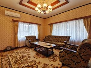 - un salon avec des chaises, une table et un lustre dans l'établissement Carpe Diem Kamaida, à Ochi