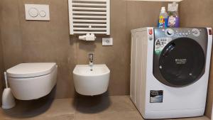 bagno con lavatrice e servizi igienici di Wohnung mit Naturaussicht a Trodena