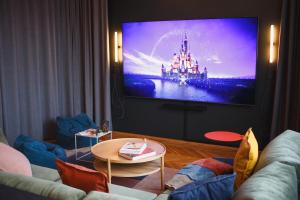 uma sala de estar com uma televisão de ecrã plano na parede em The Circus Apartments em Berlim