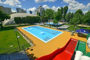 una grande piscina con scivolo in un parco di ToTuToTam_02 a Varsavia