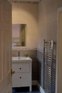 uma casa de banho com um lavatório e um chuveiro em The Marshes - Large home, short drive to beach em Kells