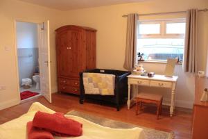 Kells的住宿－The Marshes - Large home, short drive to beach，客房设有带桌椅的卧室。