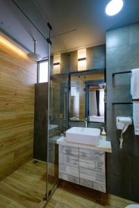 胡魯馬利的住宿－h78 veli，带浴缸、水槽和淋浴的浴室