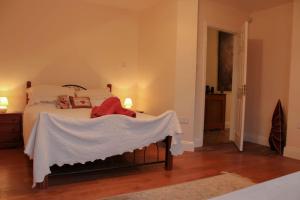Postelja oz. postelje v sobi nastanitve The Marshes - Large home, short drive to beach