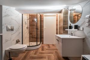 y baño con ducha, aseo y lavamanos. en GA- Cozy Apartments - Marcinkowskiego, en Varsovia