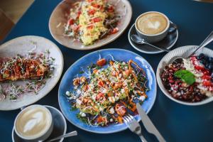 uma mesa azul com pratos de comida em The Circus Apartments em Berlim