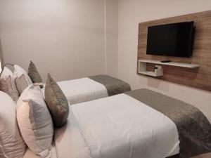 Postel nebo postele na pokoji v ubytování Residenza Adhikrishna Arcade