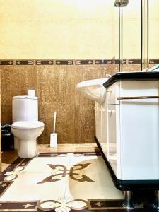 une salle de bains avec toilettes et lavabo dans l'établissement 390 Очень теплая квартира с видом на Байтерек с 2 большими кроватями и 2 санузлами, à Astana