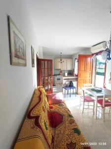 uma sala de estar com um sofá e uma mesa em La casa di Gabry em Vada