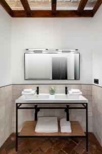bagno con lavandino bianco e specchio di Gandesa, Palace House a Siviglia