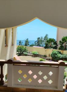 モンバサにあるMarijani Sea Views Beach Front Apartmentの建物のバルコニーから見える海の景色