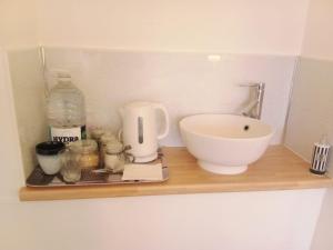 eine Küchentheke mit einer Spüle und einem Mixer in der Unterkunft 1 Luxurious Double Bedroom with Private Shower in Reading