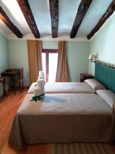 1 dormitorio con 1 cama y 1 mesa en una habitación en Casa Torralba, en El Frago