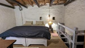 En eller flere senger på et rom på Saur Cottages by DueNorth