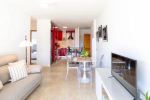 een woonkamer met een bank en een tafel bij Mediterranean Way - Acquamarina in La Pineda