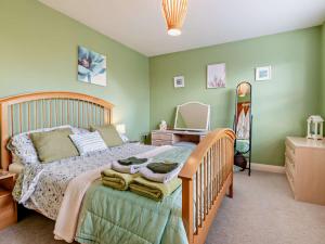 a bedroom with a bed and a dresser and a mirror at 2 Bed in Frampton-on-Severn 94228 in Frampton on Severn