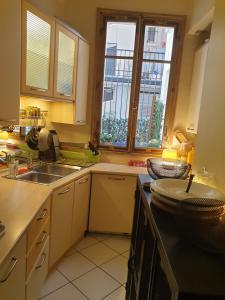 Η κουζίνα ή μικρή κουζίνα στο Appartement haussmannien cosy +22 φωτογραφίες