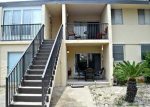 Casa con escaleras que conducen a un balcón en Sea Palm E, en Fort Walton Beach