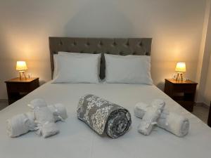 uma cama com bichos de peluche com duas lâmpadas em Northern Pearl em Karousádes