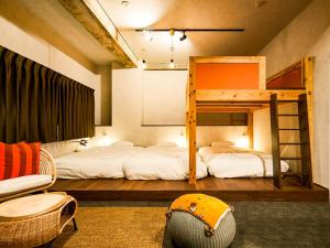 um quarto com 2 beliches e uma cadeira em Many Thanks Resort Onomichi - Vacation STAY 15792 em Onomichi