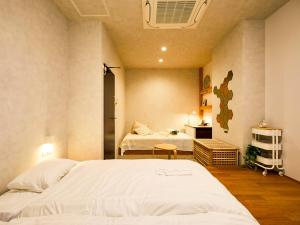 een slaapkamer met 2 bedden in een kamer bij Many Thanks Resort Onomichi - Vacation STAY 15795 in Onomichi