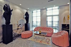 uma sala de estar com duas cadeiras vermelhas e uma mesa em Velipoja Grand Europa Resort, Affiliated by Melia em Velipoja