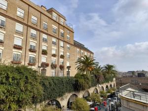 un grande edificio con piante sul lato di Industrial Loft Trastevere Station a Roma