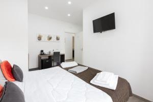A bed or beds in a room at 247 Luxury Rooms Trastevere